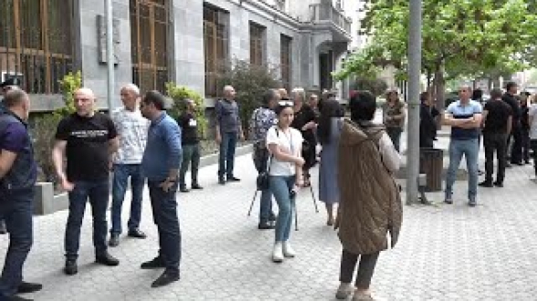 Родственники погибших военнослужащих проводят акцию протеста у здания Генпрокуратуры РА (видео)